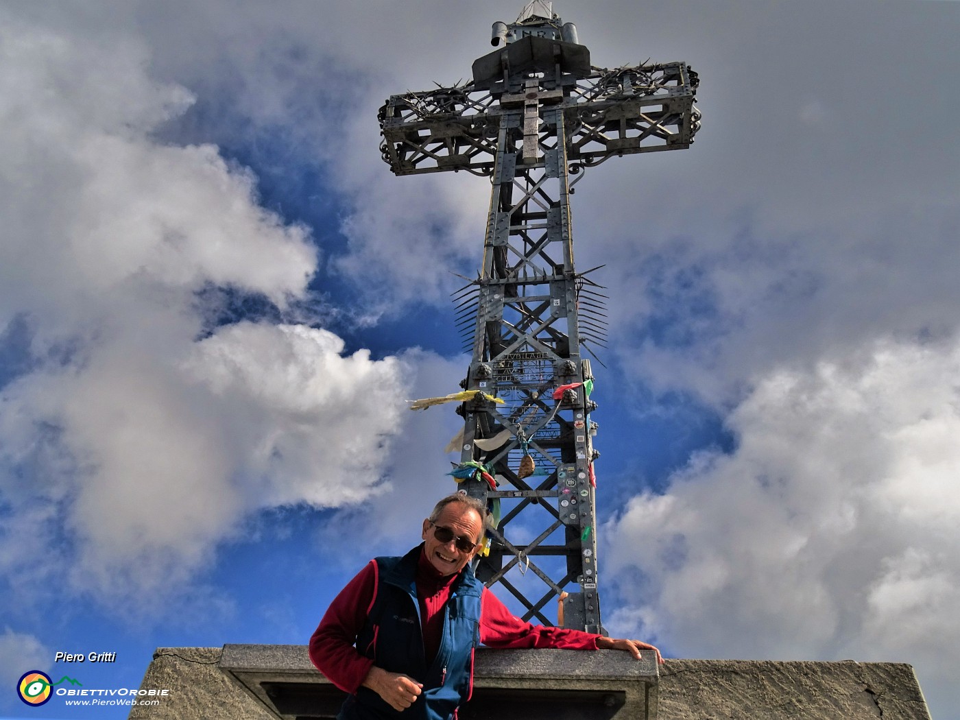 36 Alla splendida ferrea croce di vetta del Resegone-Punta Cermenati (1875 m).JPG